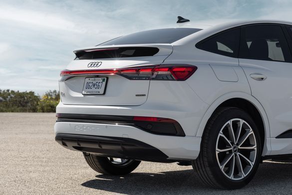 Электромобиль Audi Q4 e-tron 4WD TOP white 2024 (В дороге)